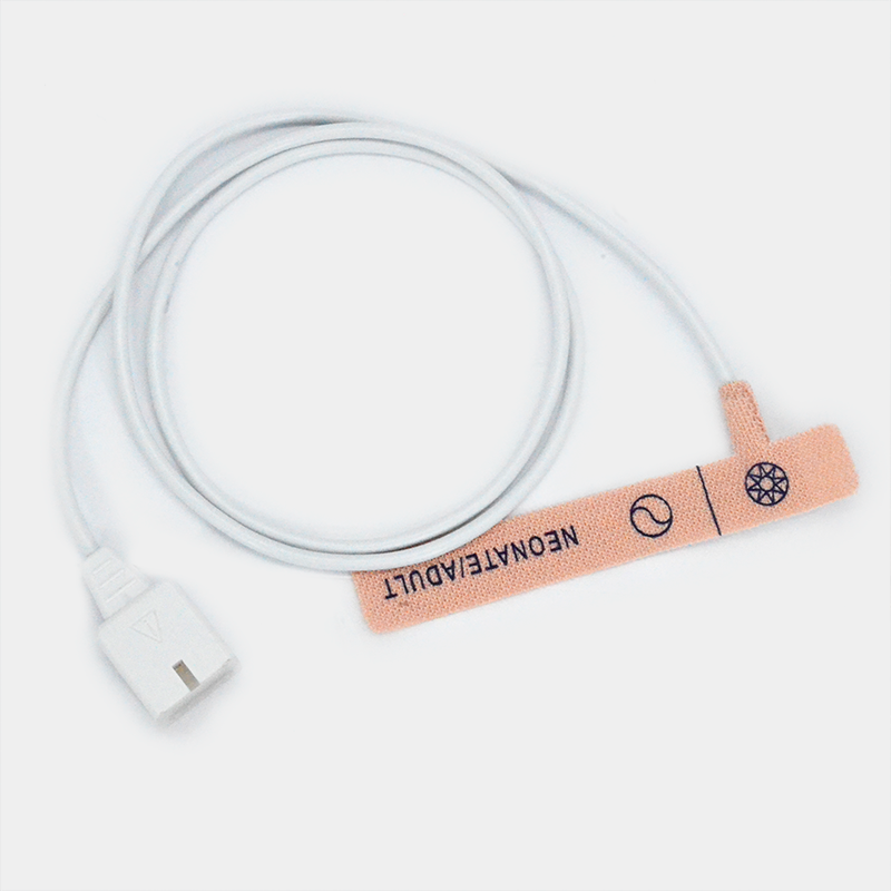 Sensor de SpO2 conectado con cable, texto: NEONATE/ADULT. Ref SP1005C. Fondo blanco.