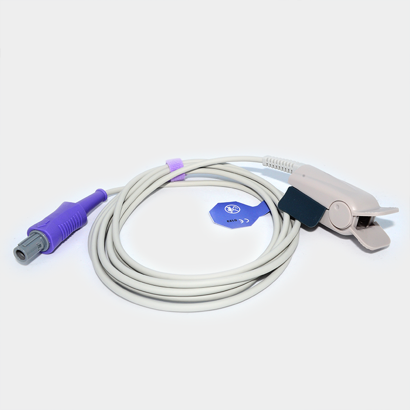 Sensor de SpO2 conectado. Ref SP4322B. Cable con clip y conector morado sobre fondo blanco.