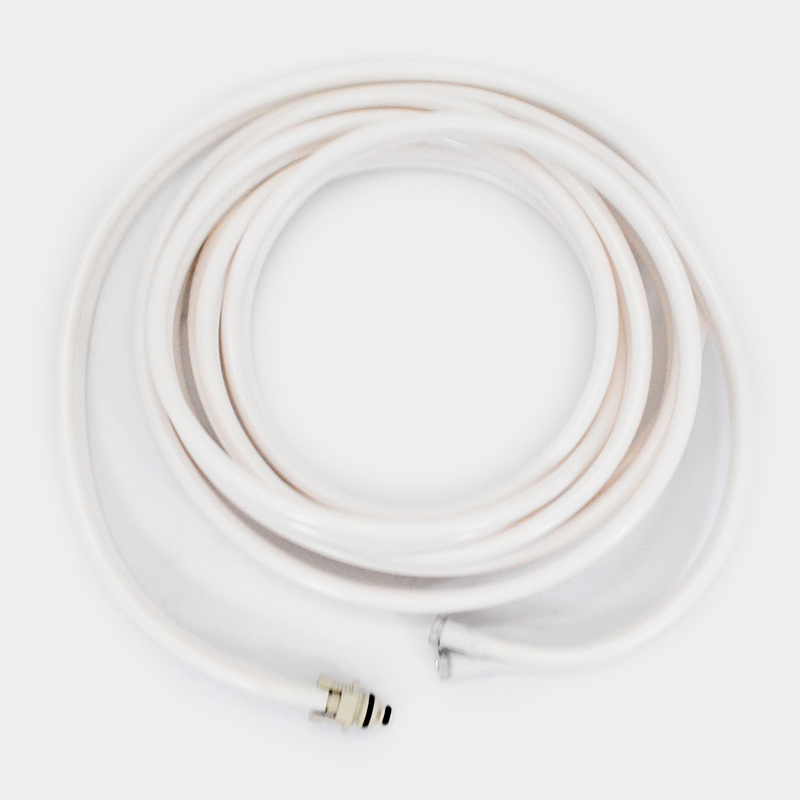 Un cable blanco enrollado. Latiguillos tipo ASP. Ref DX3-90P. Sobre fondo gris, vista superior.