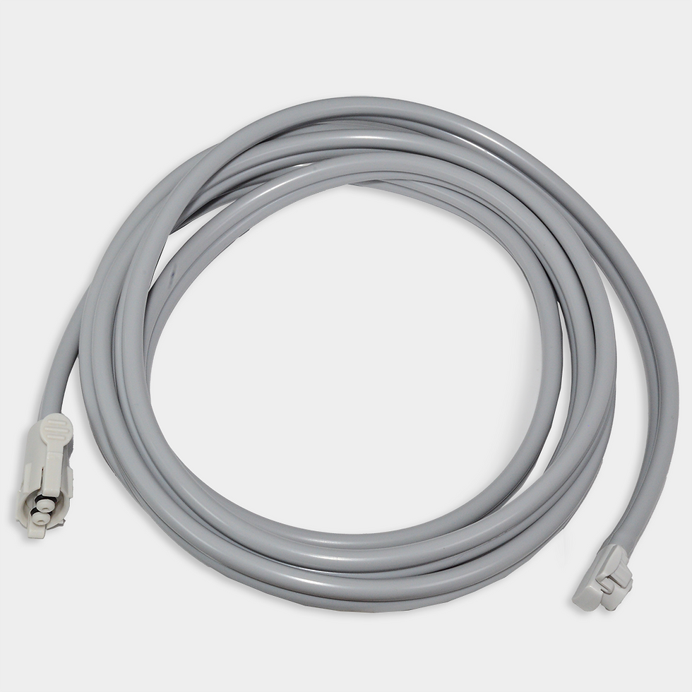 Manguera gris enrollada, con conectores metálicos. Manguera de una vía tipo adulto. Ref BM9007.