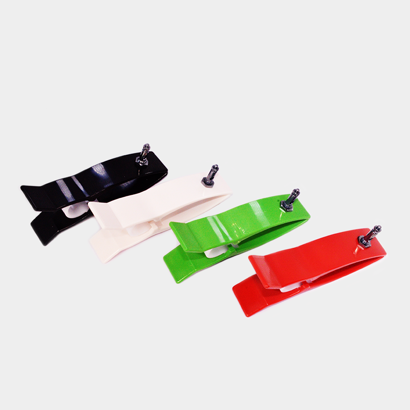 Cuatro clips de colores, negro, blanco, verde y rojo, para sujetar. Cable para parches. Ref F5356.