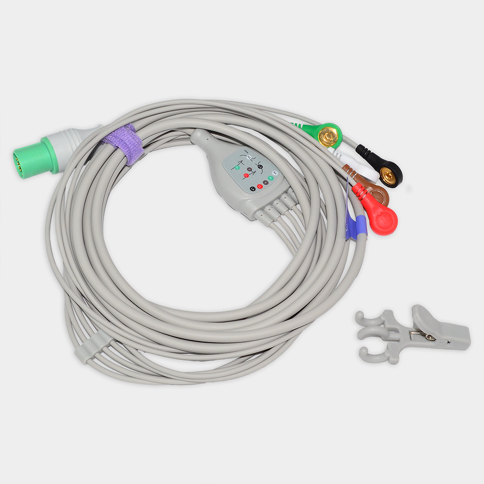 Cable ECG con conectores y electrodos, cable enrollado en forma circular.