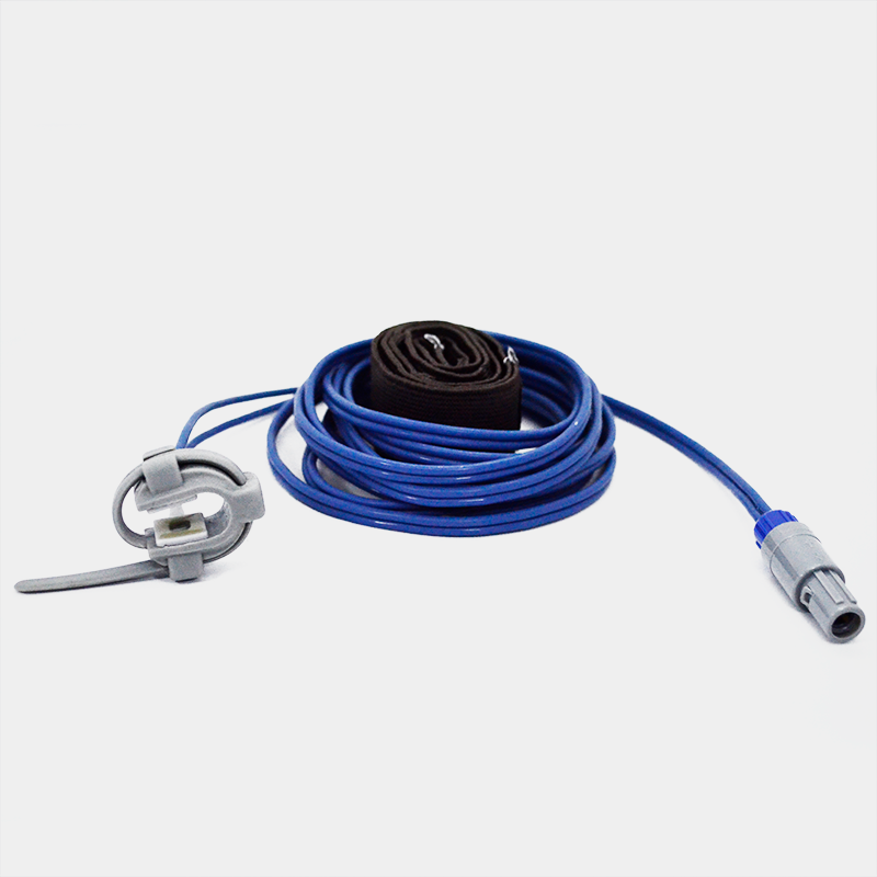 Sensor de SpO2. Ref SP1005C, cable azul, conector y sensor, fondo blanco, dispositivo médico.