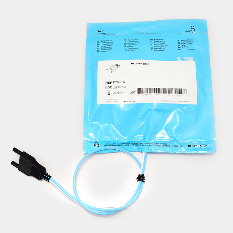 Cable conector negro junto a un envoltorio azul con texto. Electrodos multifunción. Ref F7961P.