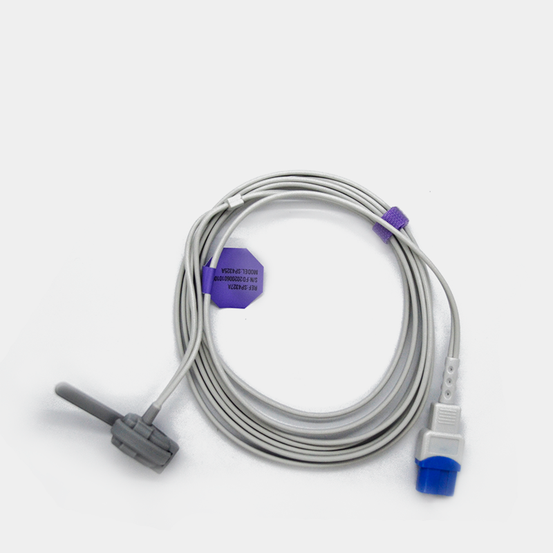 Sensor de SpO2. Ref SP4327A, cable gris enrollado, etiqueta azul. Fondo blanco.