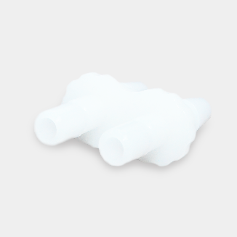 Conector de plástico blanco con dos entradas y dos salidas. Cable para Holter. Ref VC210SA-014.