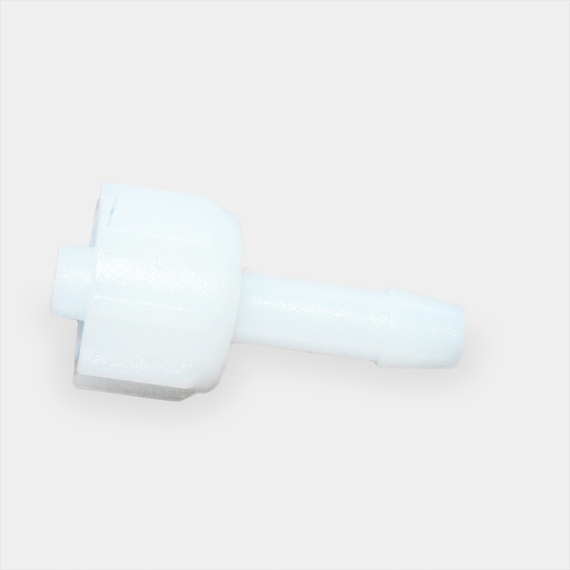 Conector blanco, pieza plástica con forma de tubo, en fondo claro. Cable de EKG.