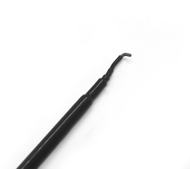 Instrumento médico negro con punta curva, sobre fondo blanco, Electrodos multifunción. Ref F7961P.