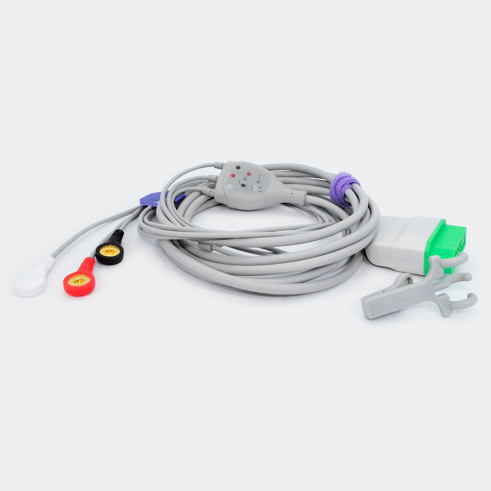 Cable médico con conectores y componentes electrónicos, fondo blanco.