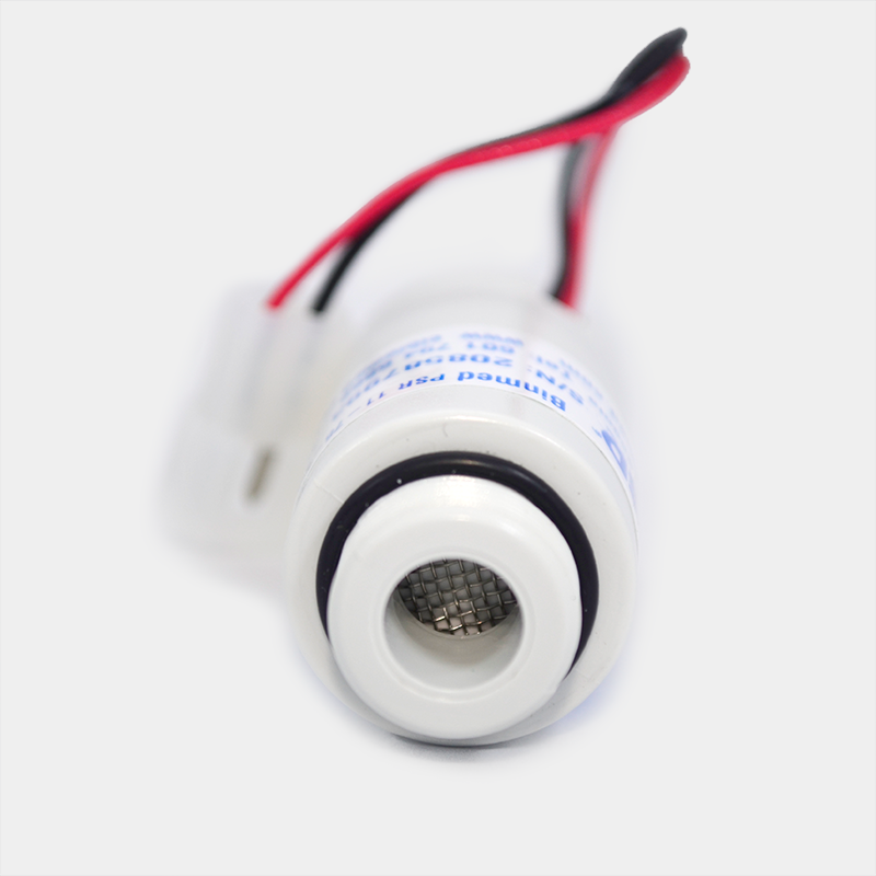 Componente electrónico blanco con cables rojo y negro; fondo blanco. Papel 210 X 150 X 200.