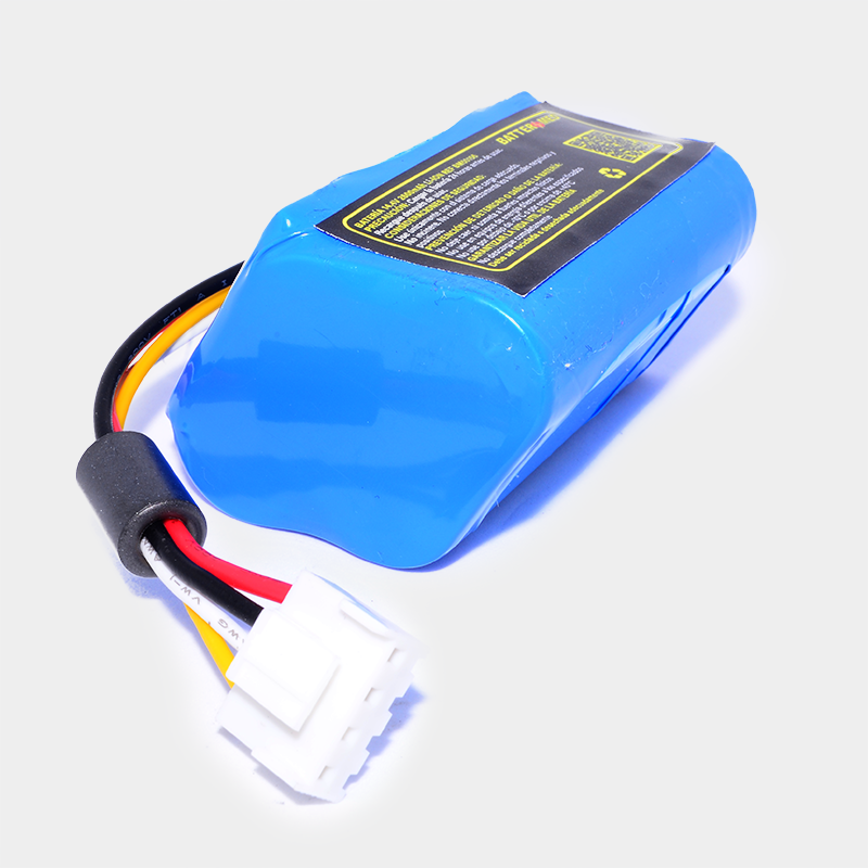 Batería azul, etiqueta negra, cable blanco y varios colores. Batería 14.4V 2600mAh. Ref BM50156. Fondo blanco.