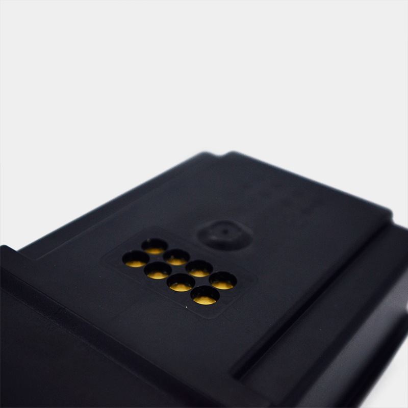Miniatura: Detalle de Batería 12V 7.5Ah. Ref BM9145. Pieza negra con orificios amarillos, fondo blanco.