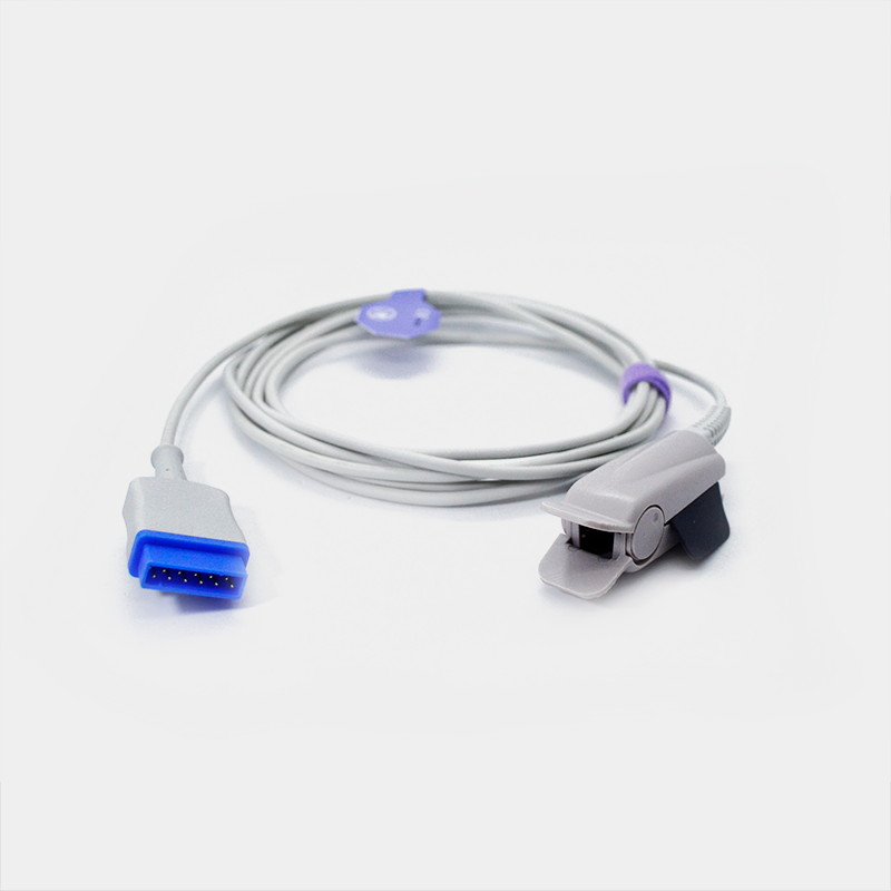 Sensor de SpO2 conectado, cable gris. Sensor de SpO2. Ref SP4361D. Fondo blanco.