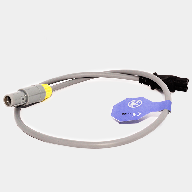 Sensor de cable conector y abrazadera azul, para uso médico en blanco.