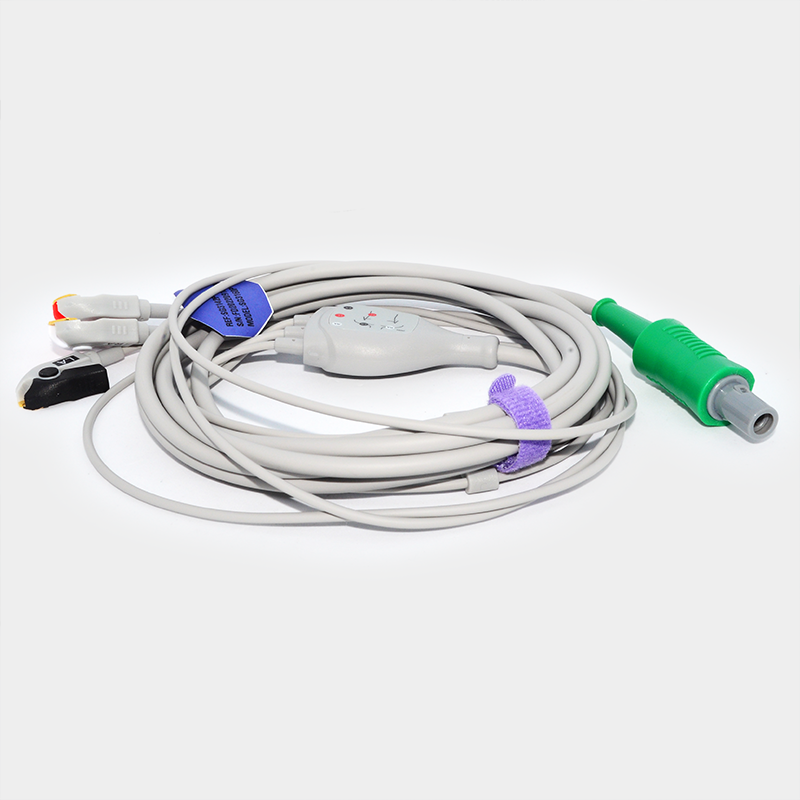 Cable médico enrollado con conectores, sobre fondo blanco, para equipos hospitalarios.