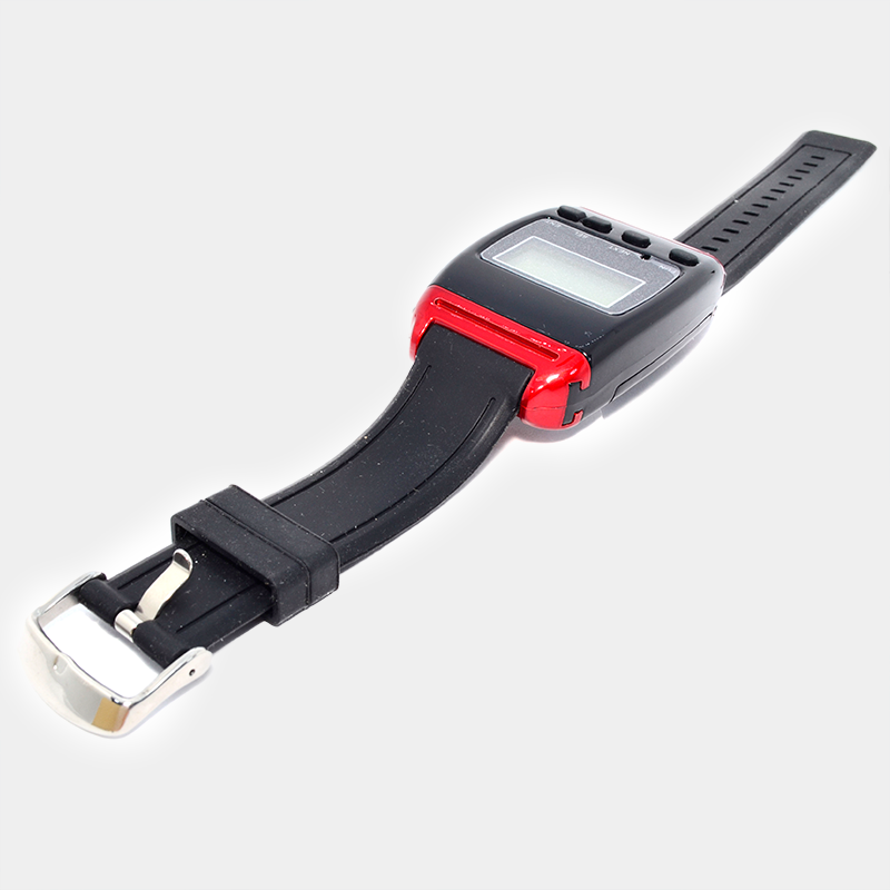 Reloj digital negro y rojo, con correa y hebilla metálica, vista de cerca.