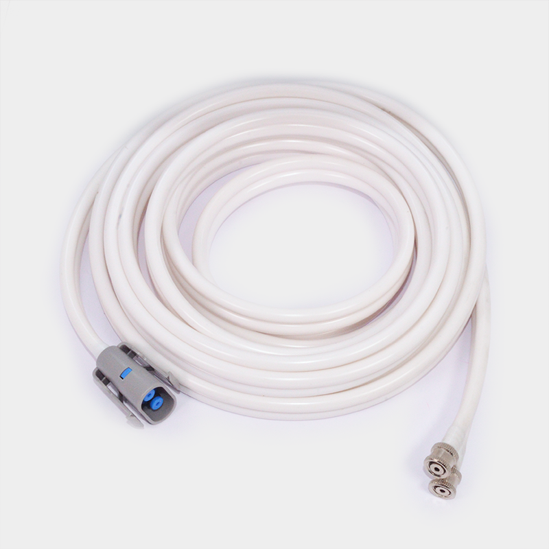 Rollo de cable blanco. Latiguillos tipo ASP. Ref DX3-90P. Conectores gris y azul, fondo neutro.