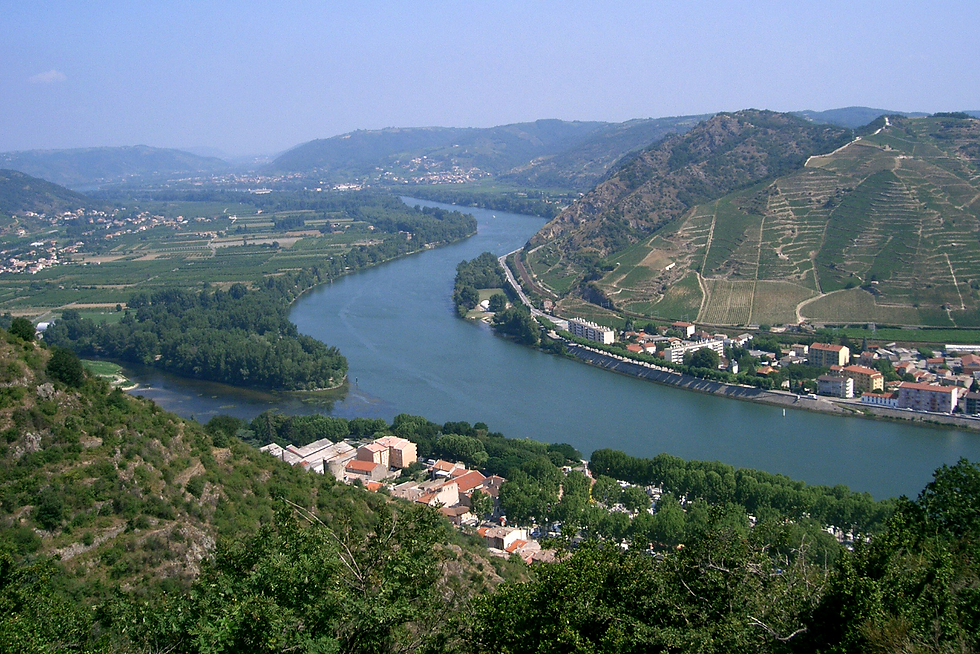 paysage d'une riviere avec des batiments et des montagnes