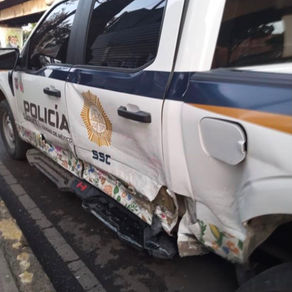¡Millones sobre ruedas… y golpes a la vista! La Secretaría de Seguridad Ciudadana (SSC) desembolsará más de 3 mil 116 millones de pesos por mil patrullas arrendadas a Turbofin, pero en las calles algunas de esas unidades que deberían perseguir delincuentes parecen haber salido de un taller de hojalatería: abolladas, golpeadas, con piezas dañadas y, según policías, con reparaciones que pueden tardar en llegar.