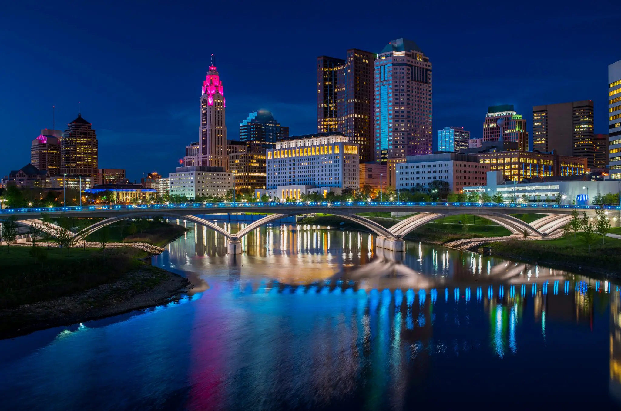 Canva-Columbus-Ohio-with-lights-Reflected-in-Scioto-River.webp