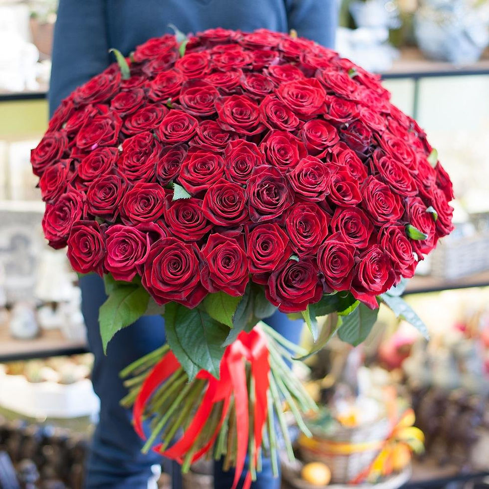 Il numero di rose rosse in un bouquet può avere un significato simbolico. Secondo la tradizione, regalare una sola rosa rossa simboleggia l'amore a prima vista, mentre un bouquet di due rose rappresenta l'unità e l'affetto reciproco. Tre rose simboleggiano l'amore, la passione e l'intimità, mentre 12 rose rappresentano la gratitudine e l'apprezzamento. Il numero 50 rappresenta l'amore eterno, mentre il numero 99 simboleggia il desiderio di passare il resto della vita insieme. Altri numeri come 24, 36 o 48 possono essere utilizzati per rappresentare il numero di ore in un giorno o il numero di settimane in un anno. In ogni caso, il numero di rose in un bouquet può avere un significato simbolico che aggiunge un tocco personale al regalo