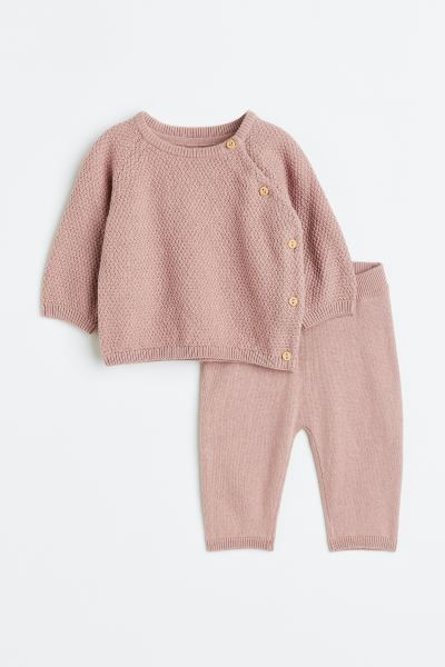 Вʼязаний комплект в пудровому кольорі