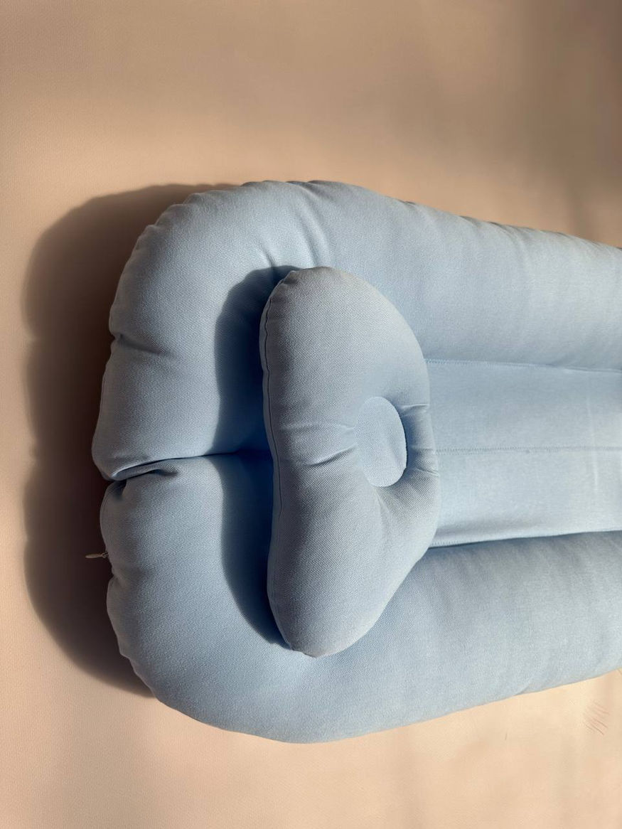 Подушечка дитяча балкитна в коконі для новонароджених