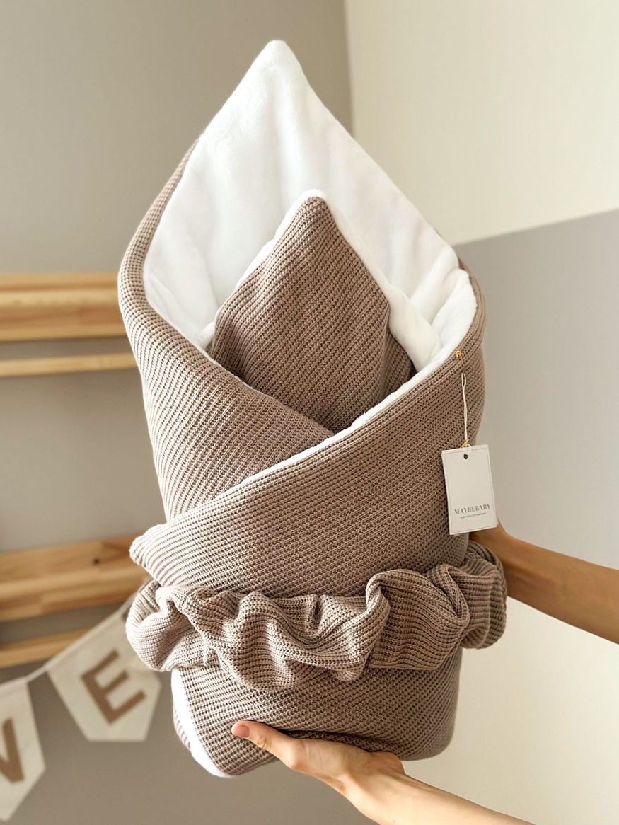 Конверт-плед на виписку коричневий в руках