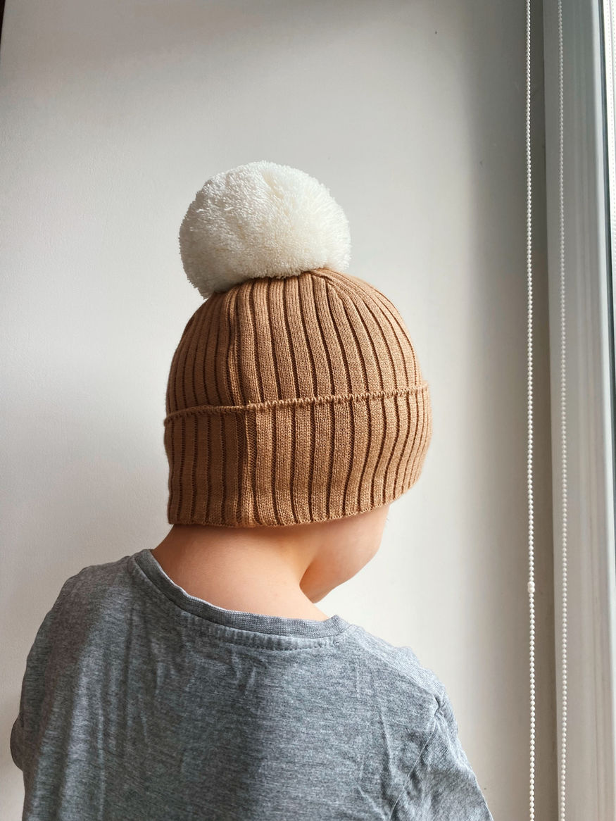 Шапочка зимова MAYBEBABY в коричневому кольорі на потилиці дитини