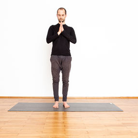 Petzi macht den Sonnengruß Surya Namaskar