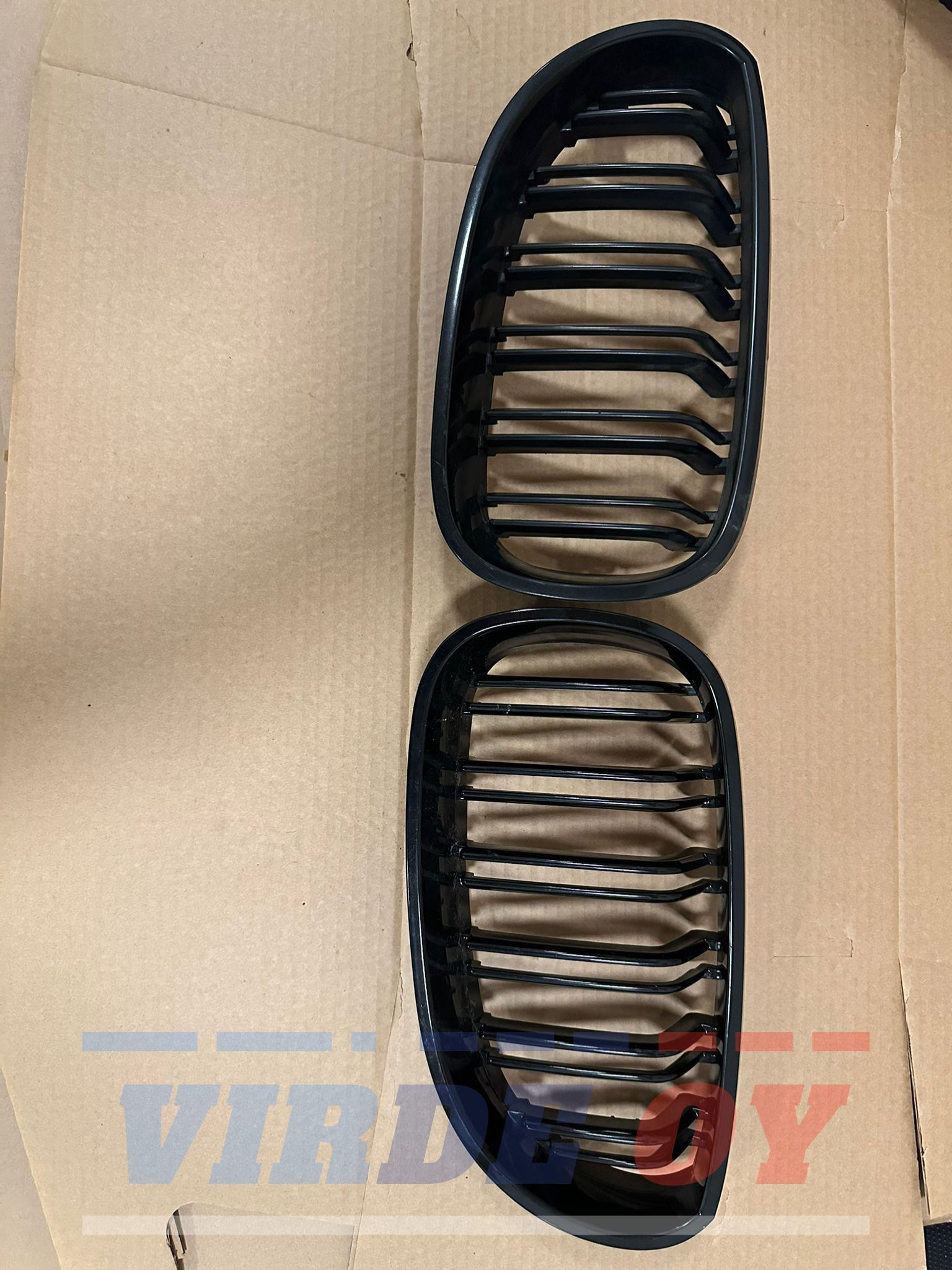BMW E60 E61 03-10 kiiltävän mustat M5 look munuaiset