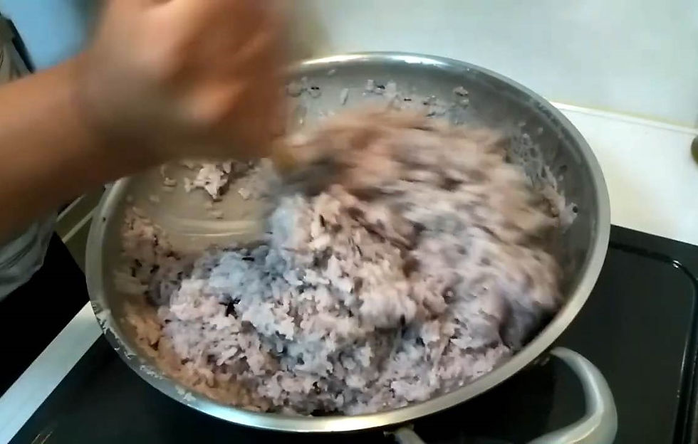 Cooked glutinous rice in a mixing pan