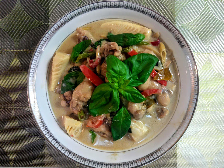 Thai green curry chicken serving suggestion