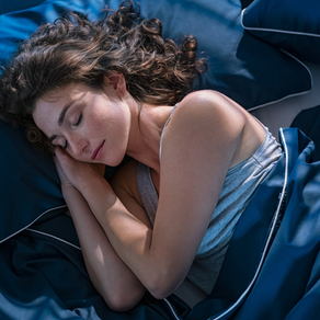 una donna che fa bei sogni grazie all'aromaterapia