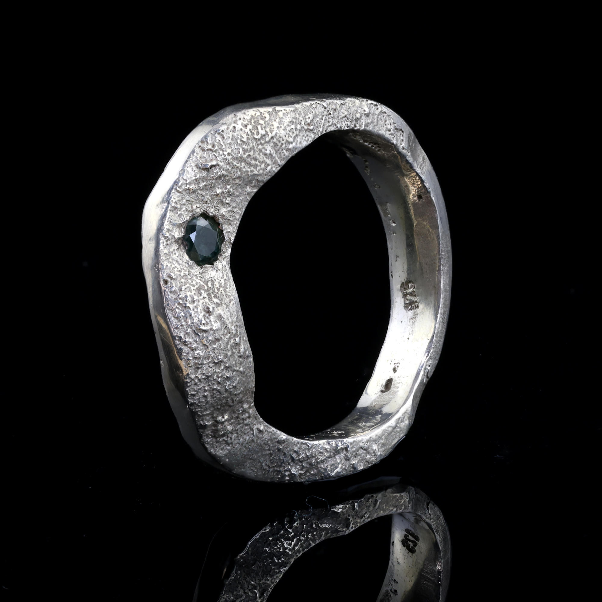 Sandcast ring with green sapphire from the "Wave" collection, size P 1/2, US 8