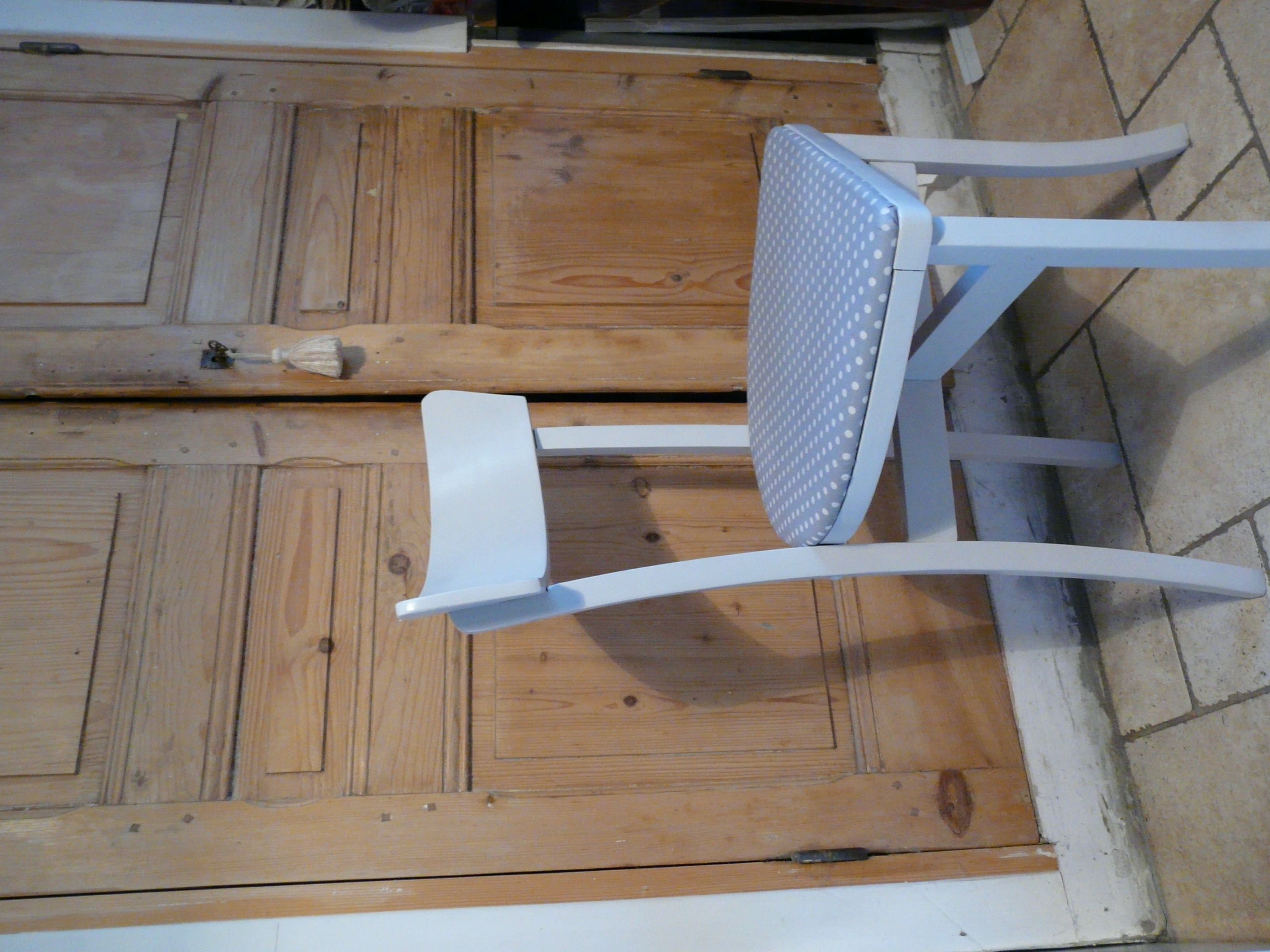 la chaise relookée, à petits pois