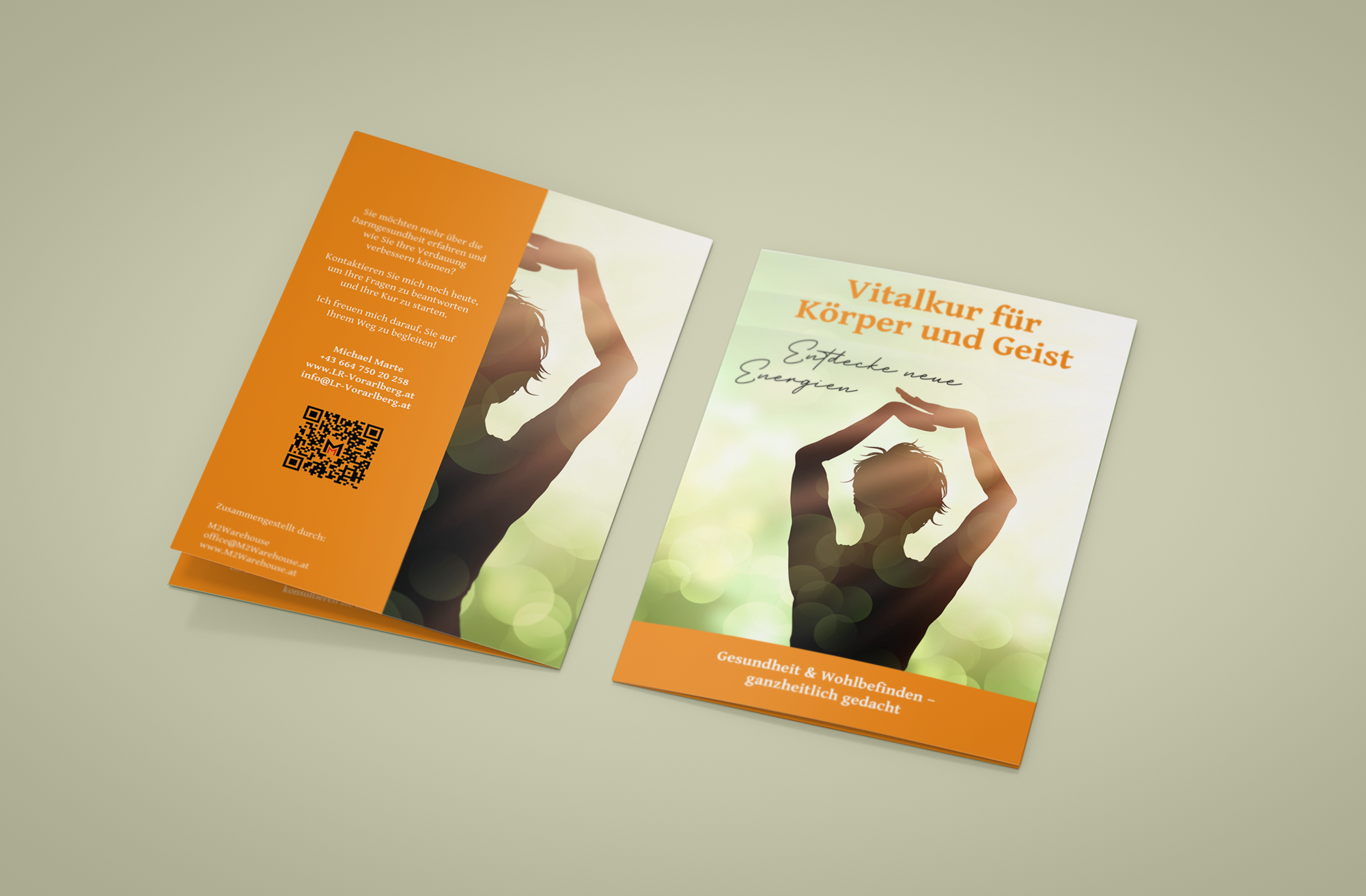 Zwei gefaltete Flyer für eine Vitalkur, auf dem Cover eine Person in Yoga-Pose und Kontaktdaten auf der Rückseite