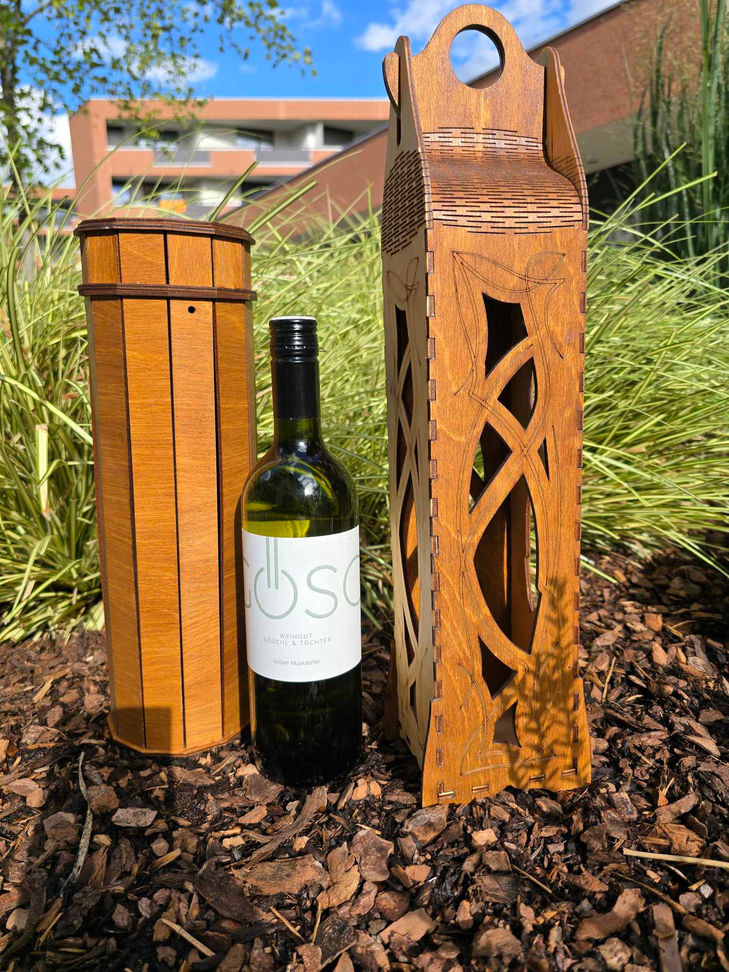 zwei Braun lasierte Weinboxen