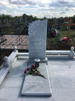 Памятник 107