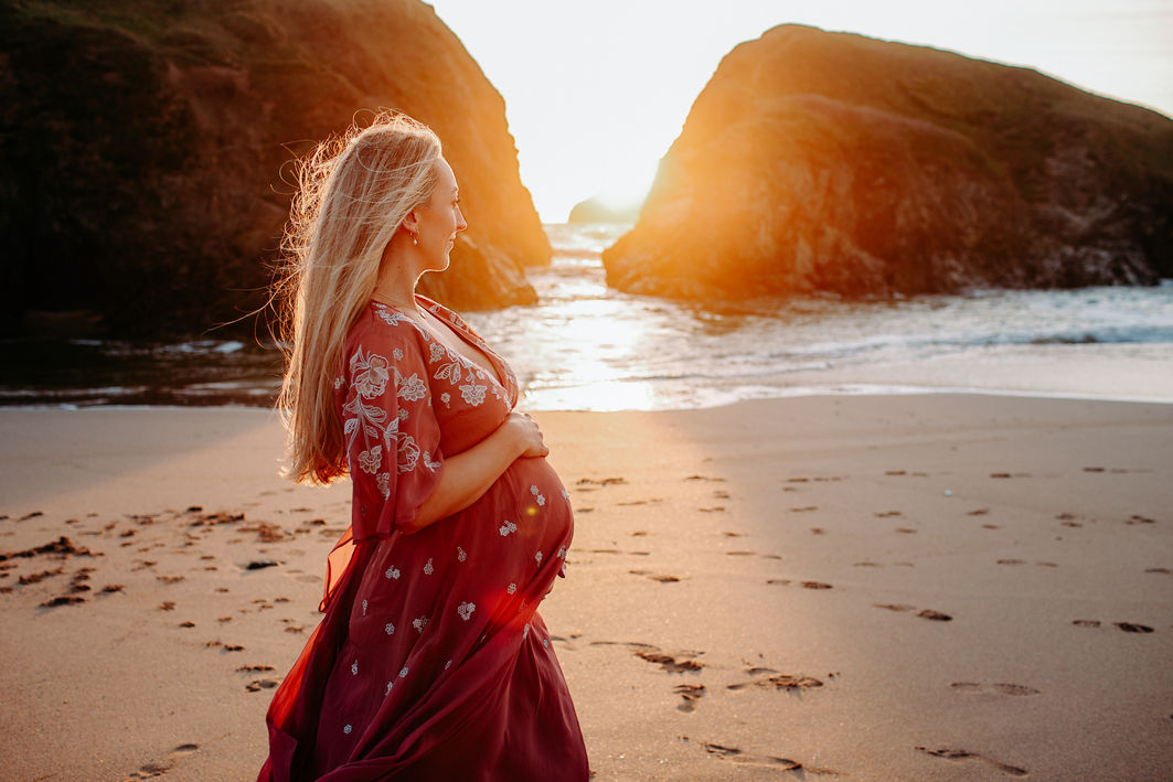 Cornwall maternity photographer