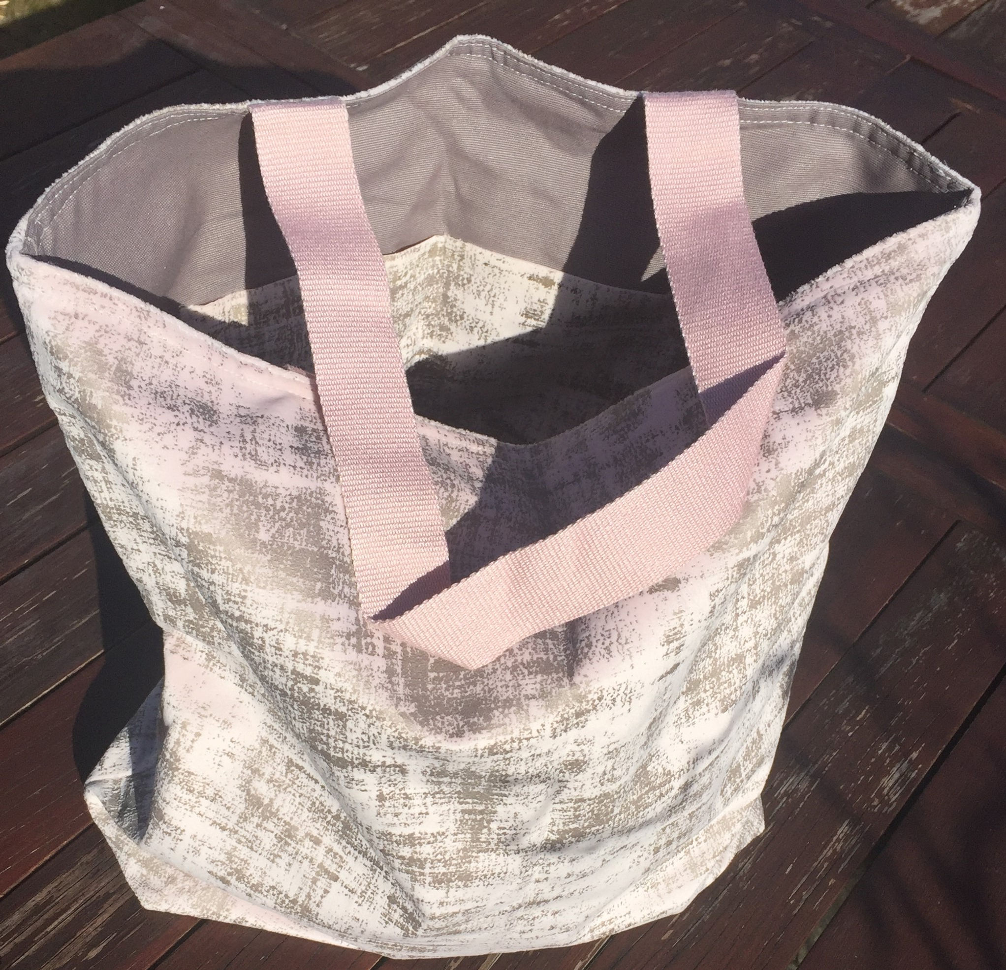 Rosa net med ensfarvet strop