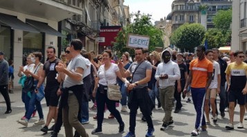 le-cortege-dans-les-rues-de-bourg-photo-progres-laurent-_005