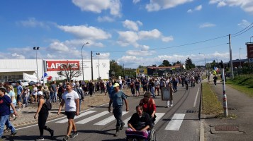 le-cortege-se-dirige-vers-l-hopital-fleyriat-photo-progres-frederic-boudouresque-1630159054