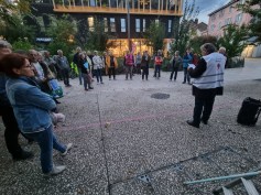 la-commemoration-des-massacres-du-17-octobre-1961-a-reuni-une-cinquantaine-de-personnes-ce-jeudi-elle-s-est-achevee-par-l-apposition-d-une-plaque-symbolique-en-lieu-et-place-du-rassemblement-qui-avait-lieu-r (2)