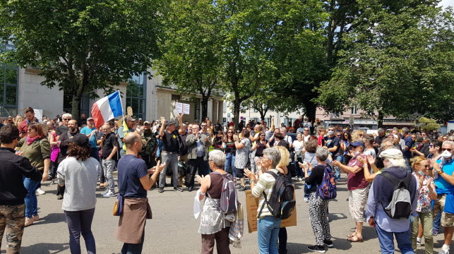 les-manifestants-rassembles-devant-la-prefecture-de-bourg-en