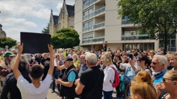 les-manifestants-rassembles-devant-la-prefecture-de-bour_004