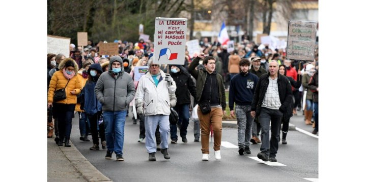 quelque-700-manifestants-ont-battu-le-pave-avec-de-nouveaux-messages-lors-de-la-24-e-manifestation-anti-pass-dans-les-rues-de-bourg-en-bresse-samedi-8-janvier-photo-progres-catherine-aulaz-1641678991