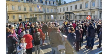 pres-de-200-personnes-se-sont-rassemblees-devant-la-prefecture-de-bourg-en-bresse-avant-de-defiler-dans-les-rues-pour-la-paix-en-ukraine-photo-progres-catherine-aulaz-1646491403