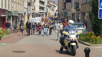 le-cortege-dans-les-rues-de-bourg-photo-progres-laurent-_010