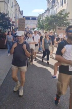 nopassmanif040921 (5)